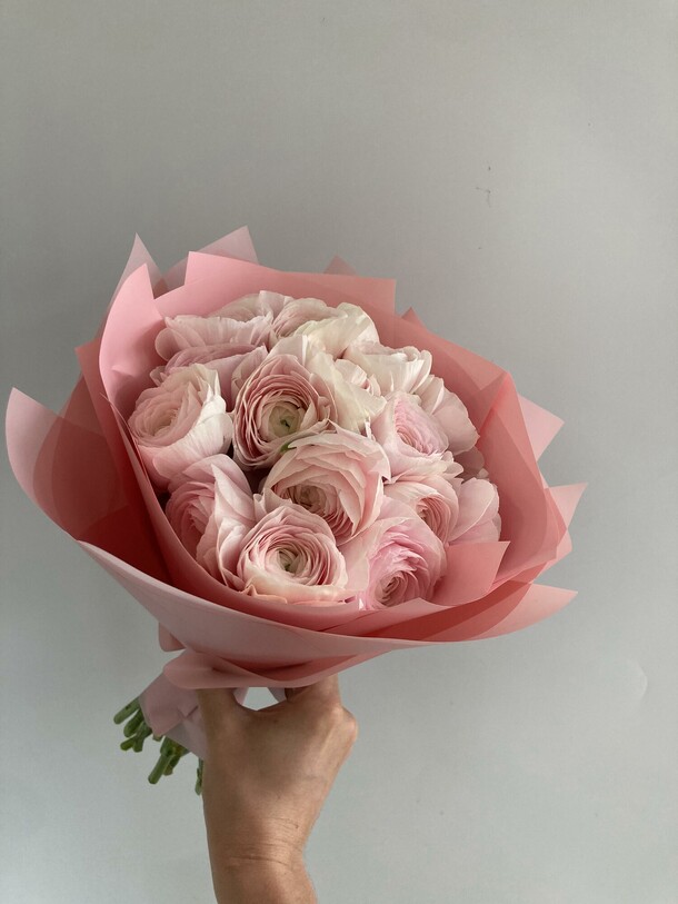 Букет из 17 ранункулюсов, артикул F1215914 - 15300 рублей, доставка по городу. Flawery - доставка цветов