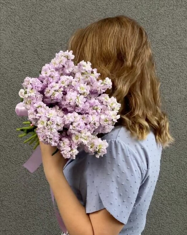 Букет из 19 маттиол, артикул F1215924 - 9300 рублей, доставка по городу. Flawery - доставка цветов