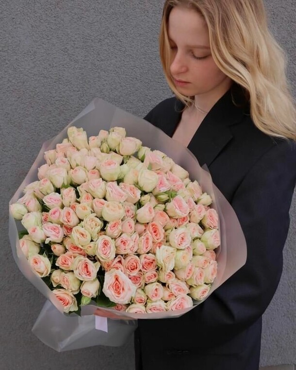 Букет из 29 кустовой розы, артикул F1215928 - 15708 рублей, доставка по городу. Flawery - доставка цветов