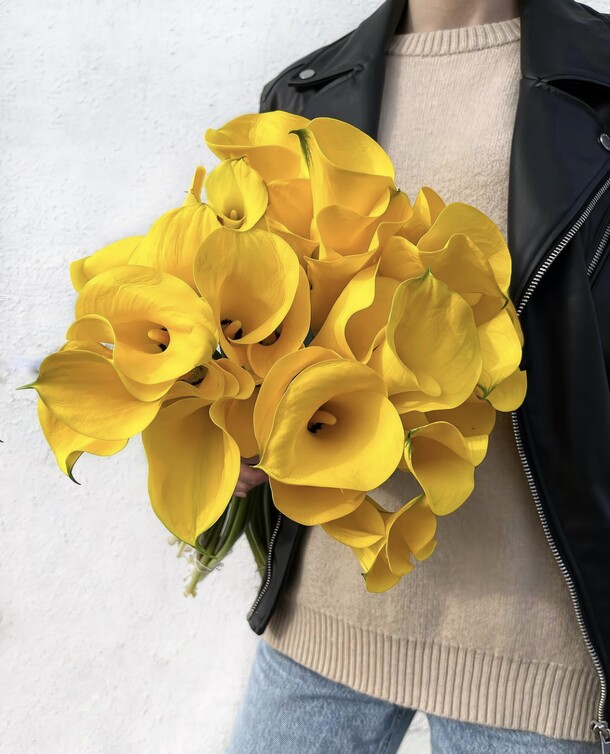 29 жёлтых калл под атласную ленту, артикул F1218456 - 21900 рублей, доставка по городу. Flawery - доставка цветов
