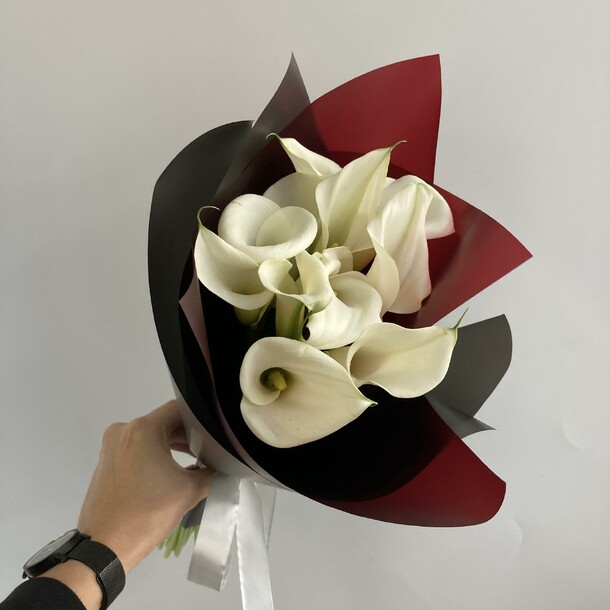 9 нежных калл ц в е т к е в и ч, артикул F1223007 - 6500 рублей, доставка по городу. Flawery - доставка цветов