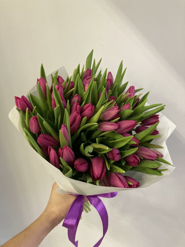Букет из 49 тюльпанов, артикул F1226186 - 12900 рублей, доставка по городу. Flawery - доставка цветов