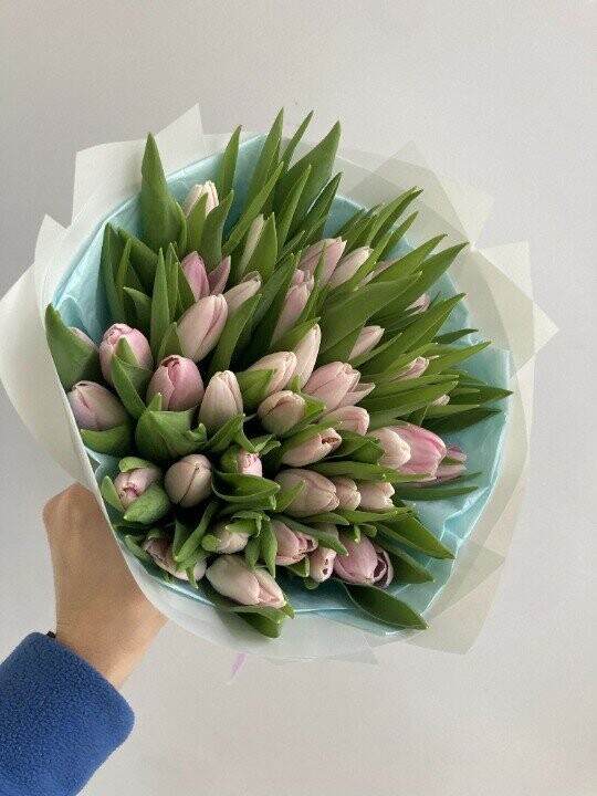 Букет 49 тюльпанов, артикул F1226194 - 12800 рублей, доставка по городу. Flawery - доставка цветов