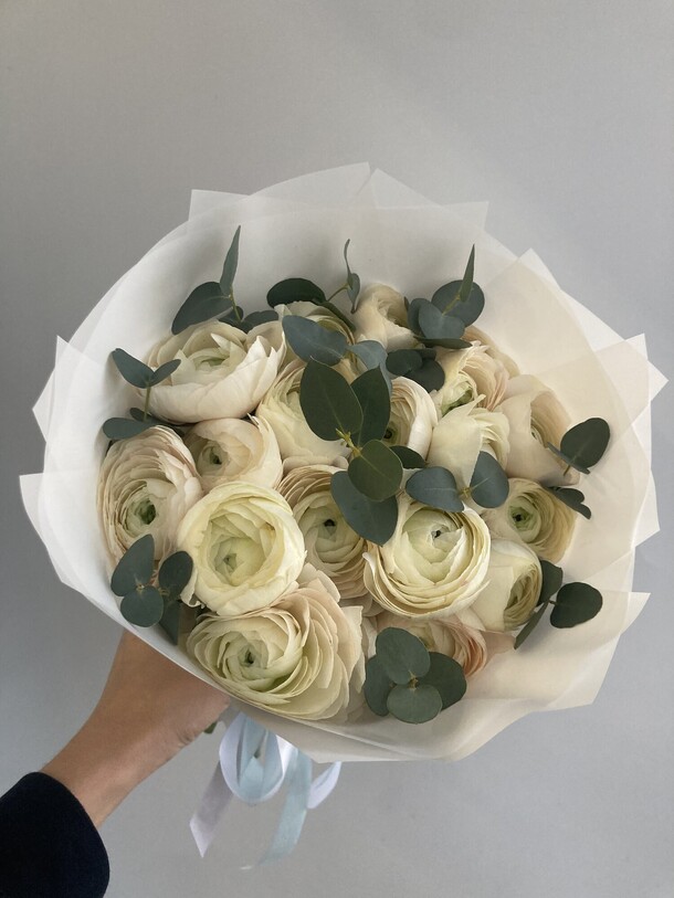 19 ранункулюсов ханой с эвкалиптом, артикул F1228109 - 15000 рублей, доставка по городу. Flawery - доставка цветов