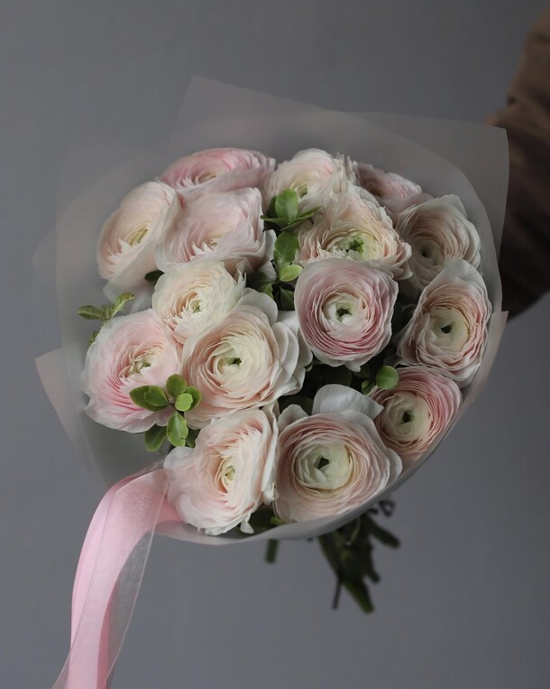 Букет из 15 ранункулюсов, артикул F1233017 - 13500 рублей, доставка по городу. Flawery - доставка цветов