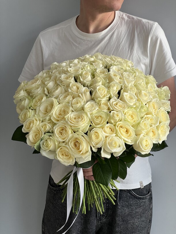 Букет из 101 белой розы ц в е т к е в и ч, артикул F1233098 - 21400 рублей, доставка по городу. Flawery - доставка цветов