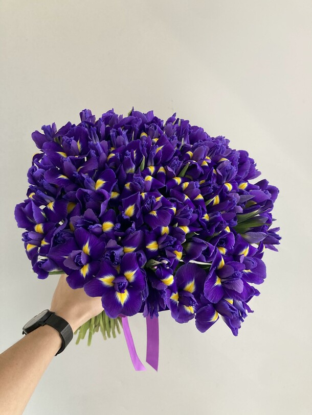 Букет из 99 ирисов, артикул F1234025 - 14500 рублей, доставка по городу. Flawery - доставка цветов