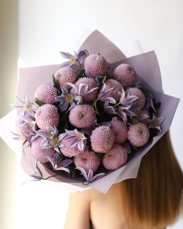 Дуо букет из хризантем момоко и клематиса ц в е т к е в и ч, артикул F1235318 - 14638 рублей, доставка по городу. Flawery - доставка цветов