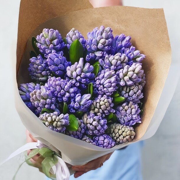 Букет из 25 синих гиацинтов, артикул F1235378 - 8400 рублей, доставка по городу. Flawery - доставка цветов