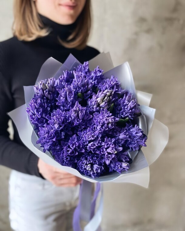 Букет из 25 синих гиацинтов, артикул F1235381 - 8300 рублей, доставка по городу. Flawery - доставка цветов