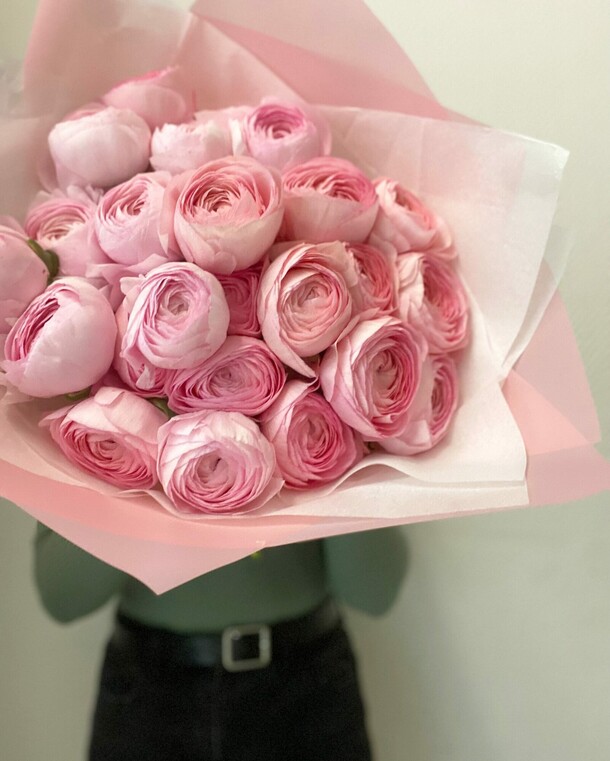 Букет из 19 ранункулюсов, артикул F1235827 - 16900 рублей, доставка по городу. Flawery - доставка цветов