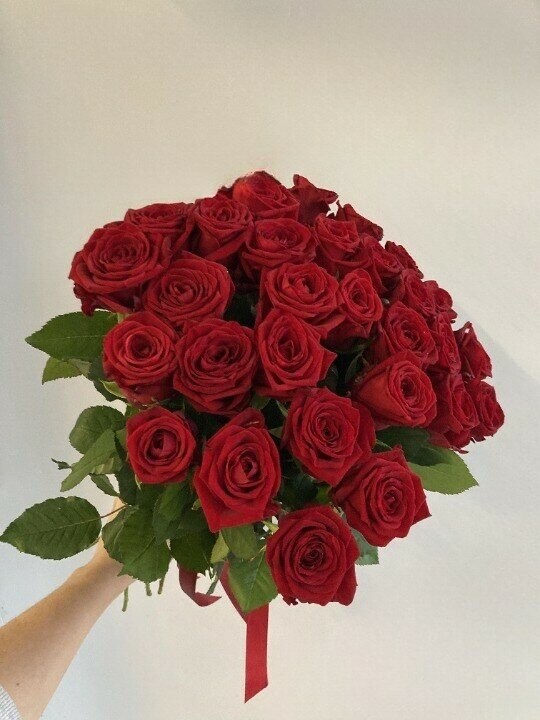 Букет из 29 красных роз, артикул F1238989 - 8000 рублей, доставка по городу. Flawery - доставка цветов