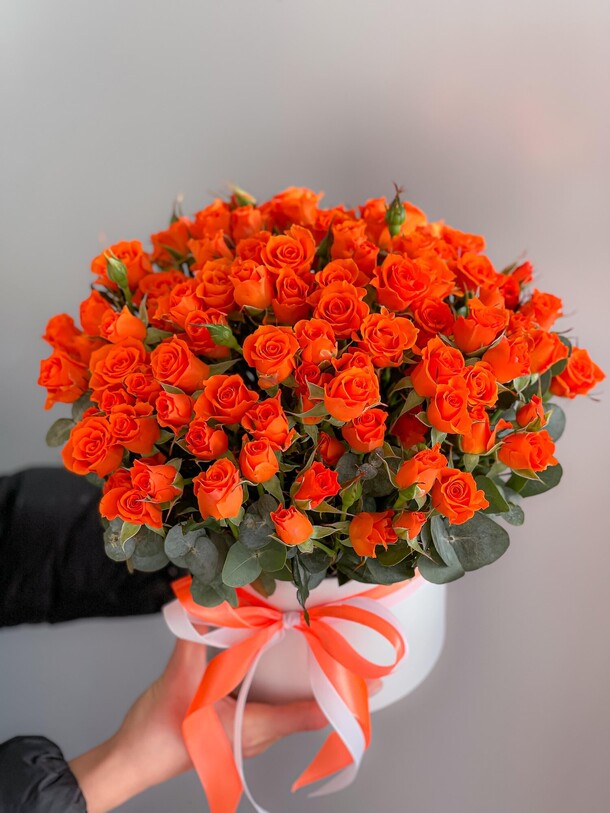 Коробка с кустовой розой, артикул F1252568 - 18636 рублей, доставка по городу. Flawery - доставка цветов