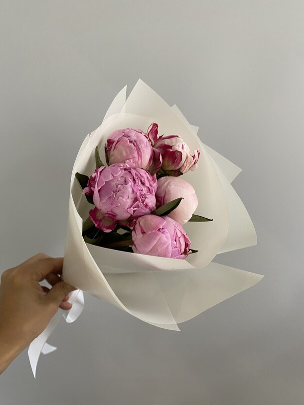 Букет из 5 розовых пионов, артикул F1257900 - 5000 рублей, доставка по городу. Flawery - доставка цветов