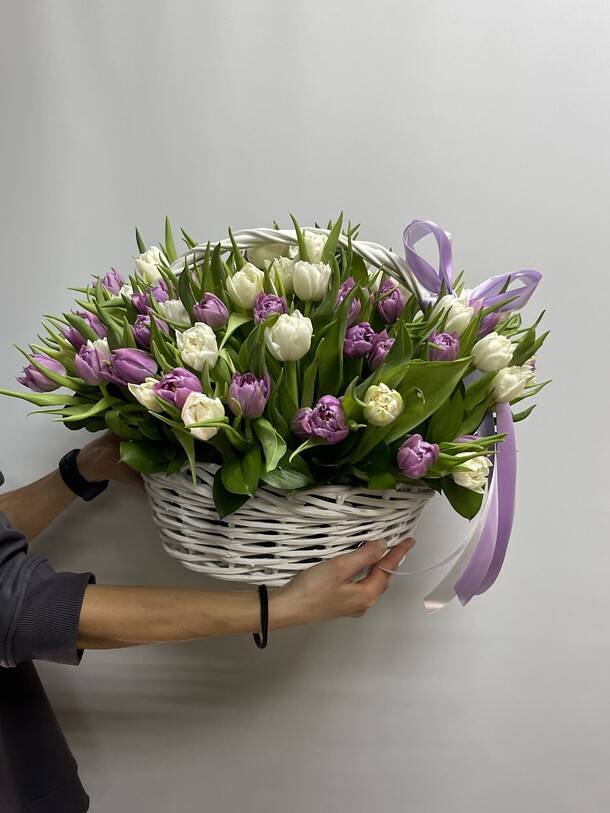 Корзина с тюльпанами, артикул F1257902 - 24600 рублей, доставка по городу. Flawery - доставка цветов