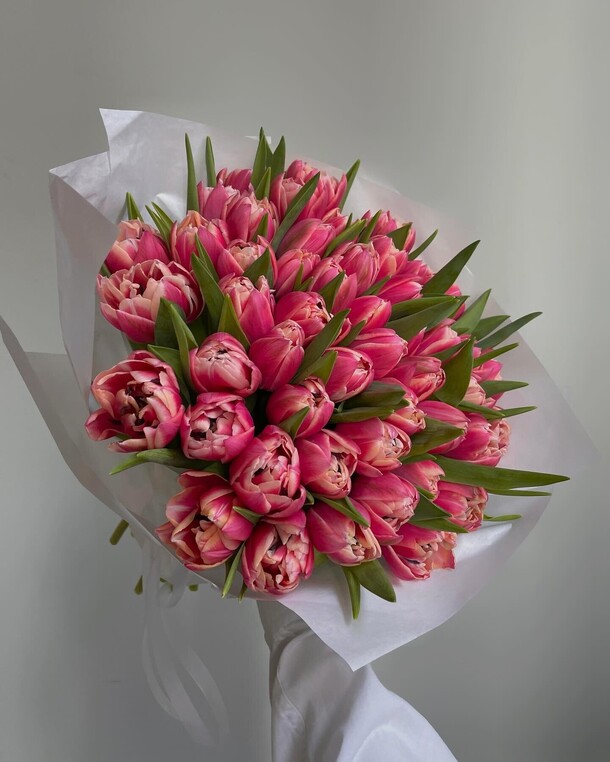 Букет из 49 тюльпанов, артикул F1259641 - 12990 рублей, доставка по городу. Flawery - доставка цветов
