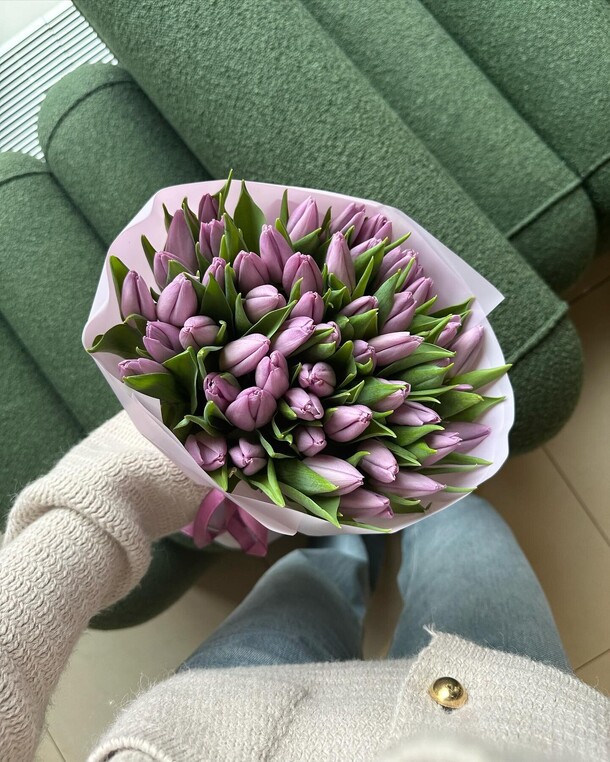 Букет из 49 тюльпанов, артикул F1259644 - 12800 рублей, доставка по городу. Flawery - доставка цветов