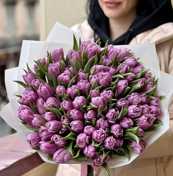 Букет из 99 тюльпанов, артикул F1259645 - 25050 рублей, доставка по городу. Flawery - доставка цветов