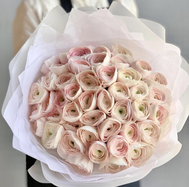 Букет из 49 ранункулюсов, артикул F1259647 - 44500 рублей, доставка по городу. Flawery - доставка цветов