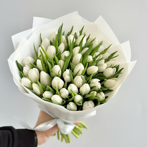 Букет из 49 белых тюльпанов, артикул F1259648 - 13915 рублей, доставка по городу. Flawery - доставка цветов