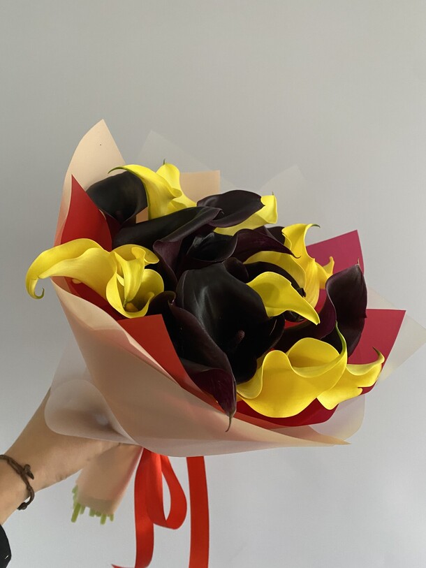 Яркий букет из калл двух сортов, артикул F1261057 - 14500 рублей, доставка по городу. Flawery - доставка цветов