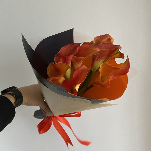 Букет из 9 огненных калл, артикул F1264163 - 6600 рублей, доставка по городу. Flawery - доставка цветов