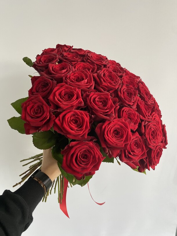 Букет из 49 красных роз, артикул F1267104 - 11700 рублей, доставка по городу. Flawery - доставка цветов