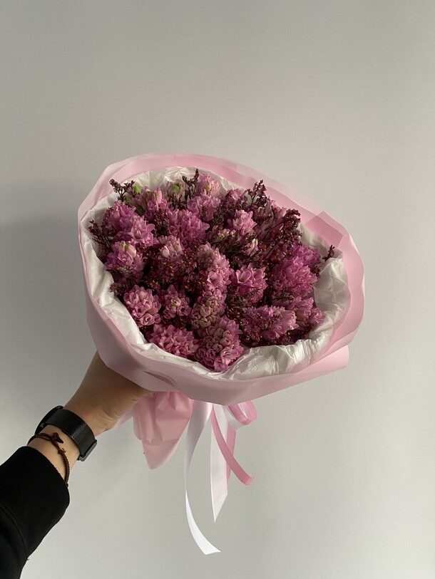 Букет из гиацинтов с лимониумом, артикул F1272116 - 12445 рублей, доставка по городу. Flawery - доставка цветов