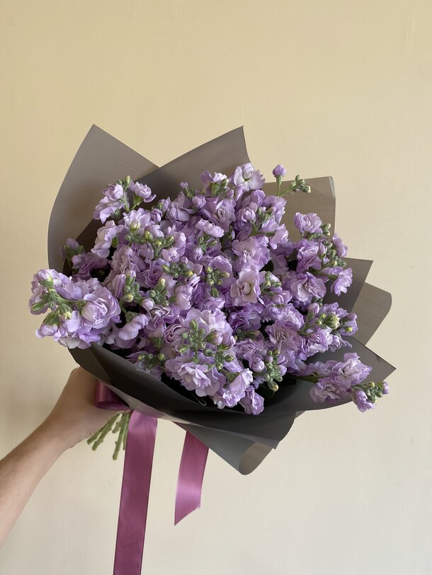 Букет из кустовой маттиолы, артикул F1276536 - 5500 рублей, доставка по городу. Flawery - доставка цветов