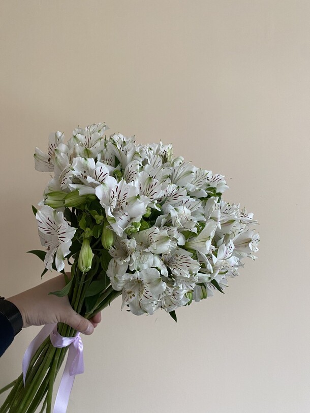 Букет из 19 белых альстромерий, артикул F1277636 - 4890 рублей, доставка по городу. Flawery - доставка цветов
