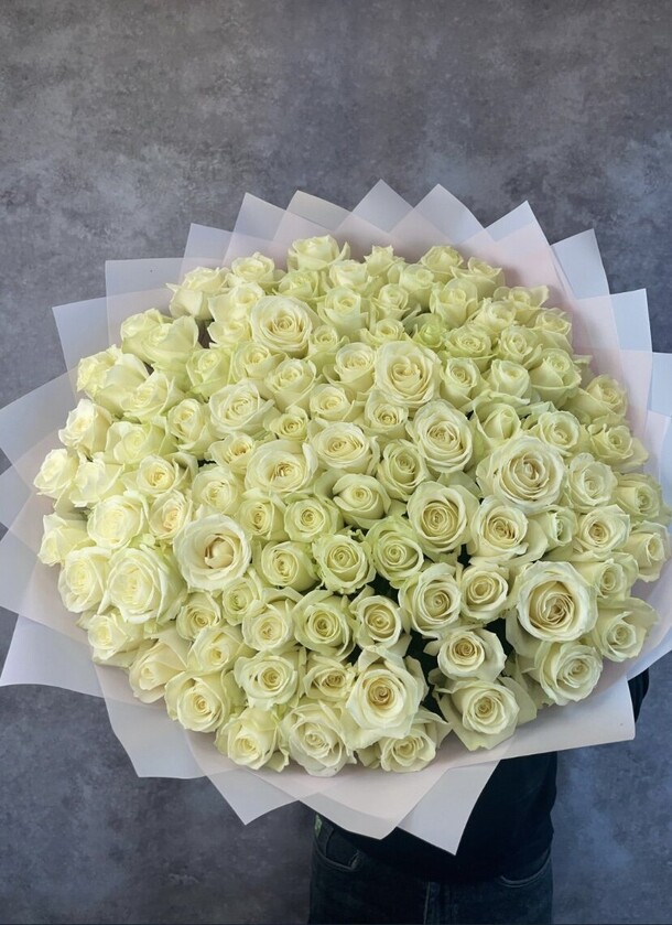 Букет из 101 белой розы, артикул F1283437 - 20700 рублей, доставка по городу. Flawery - доставка цветов