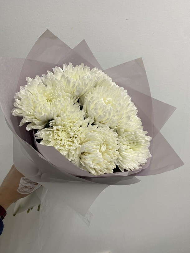 Букет из 9 крупных хризантем, артикул F1284247 - 6200 рублей, доставка по городу. Flawery - доставка цветов