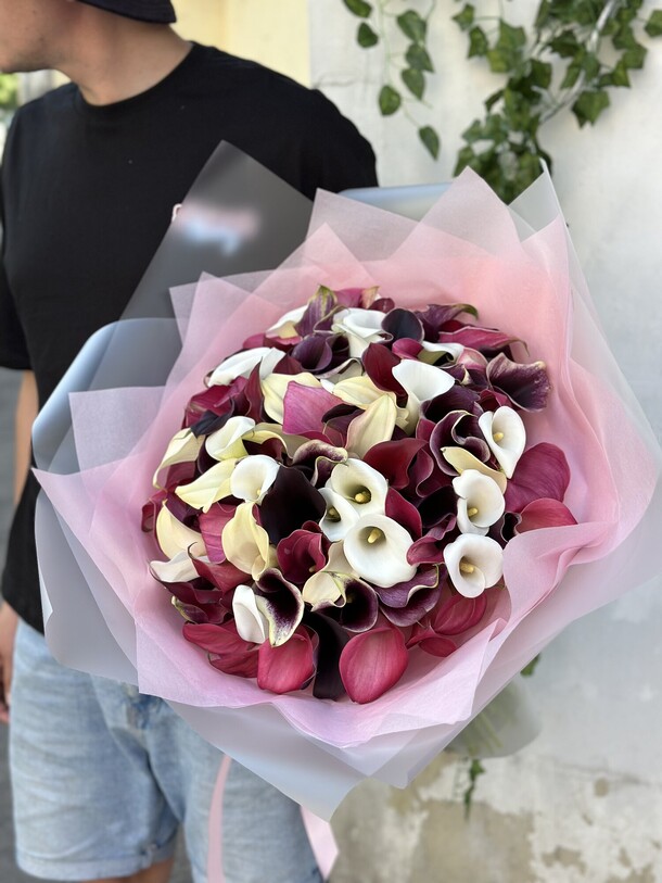 Букет из 101 каллы микс ц в е т к е в и ч, артикул F1287331 - 69900 рублей, доставка по городу. Flawery - доставка цветов