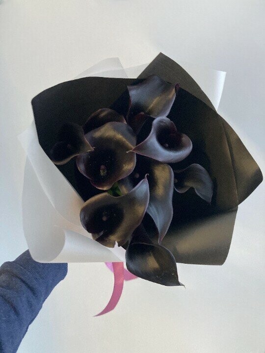 Букет и 9 черных калл, артикул F1297895 - 6700 рублей, доставка по городу. Flawery - доставка цветов