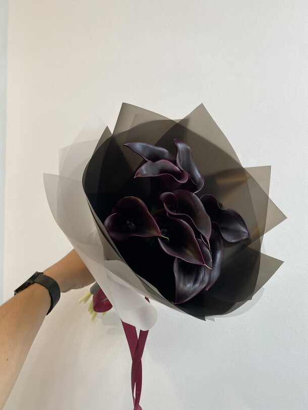 Букет из 9 черных калл, артикул F1300421 - 6500 рублей, доставка по городу. Flawery - доставка цветов