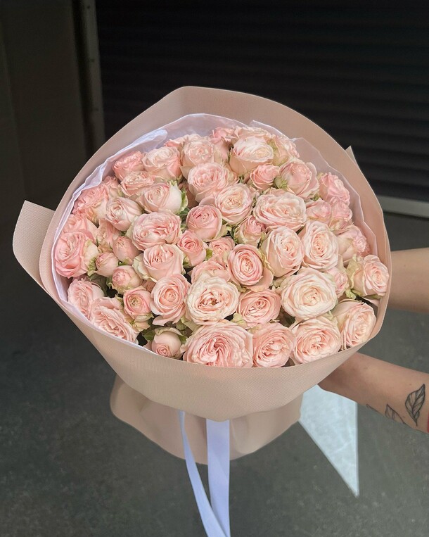 Букет из кустовых роз бомбастик, артикул F1306176 - 14700 рублей, доставка по городу. Flawery - доставка цветов