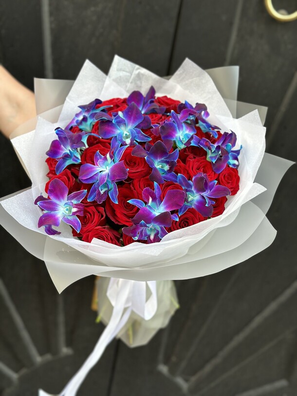 Букет с космической орхидей, артикул F1306181 - 9800 рублей, доставка по городу. Flawery - доставка цветов