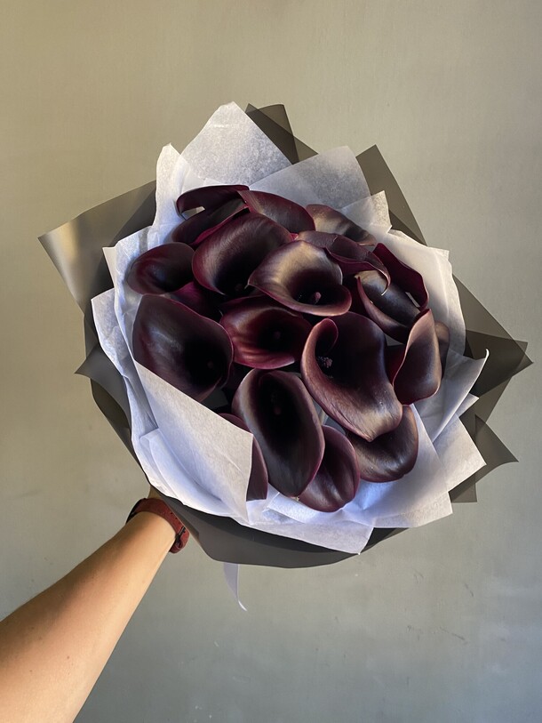 Букет из 19 черных калл, артикул F1315809 - 14800 рублей, доставка по городу. Flawery - доставка цветов