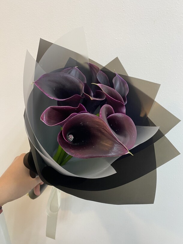 Букет из 9 черных калл, артикул F1326116 - 6700 рублей, доставка по городу. Flawery - доставка цветов