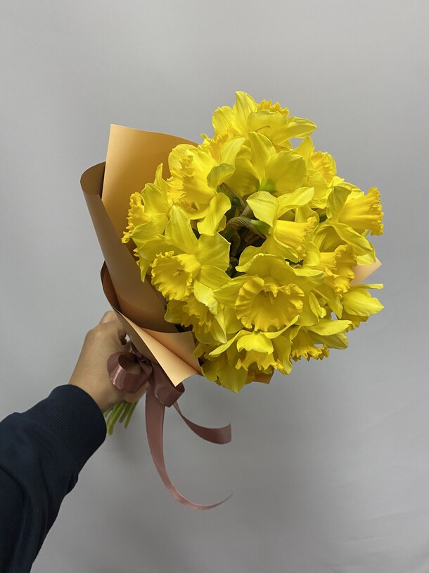 Букет из 49 нарциссов, артикул F1374255 - 5990 рублей, доставка по городу. Flawery - доставка цветов