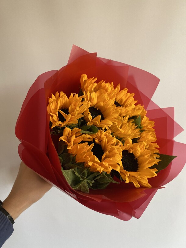 9 подсолнухов, артикул F1387620 - 6700 рублей, доставка по городу. Flawery - доставка цветов
