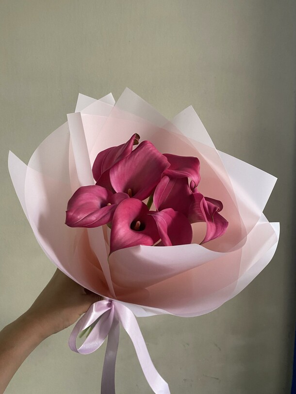 Букет из 9 малиновых калл, артикул F1396138 - 6500 рублей, доставка по городу. Flawery - доставка цветов