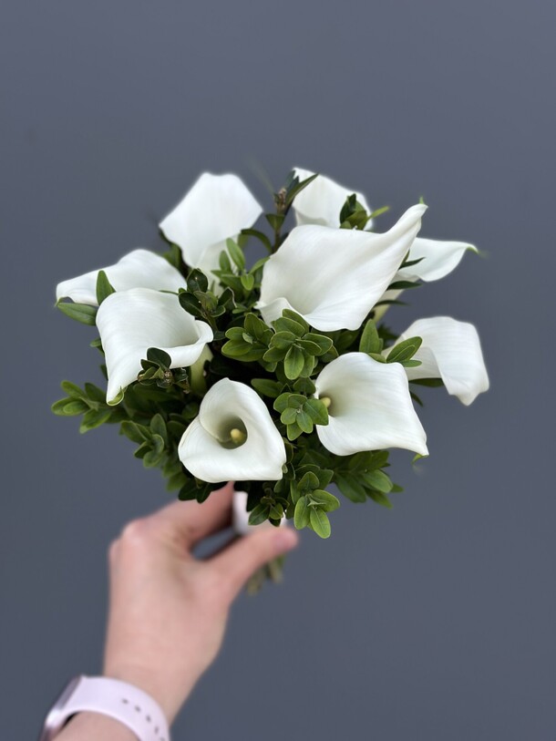 Букет из 9 калл с зеленью, артикул F1396139 - 7890 рублей, доставка по городу. Flawery - доставка цветов