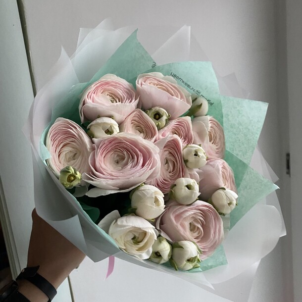 Букет из 9 ранункулюсов, артикул F1400324 - 11979 рублей, доставка по городу. Flawery - доставка цветов