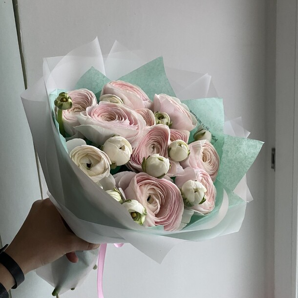 Букет из 9 ранункулюсов, артикул F1400605 - 8189 рублей, доставка по городу. Flawery - доставка цветов