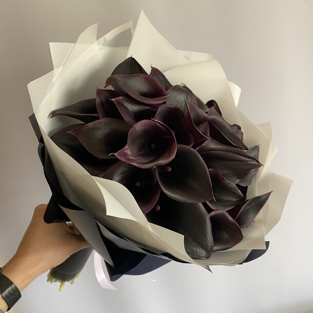 Букет из 29 черных калл, артикул F1401673 - 21600 рублей, доставка по городу. Flawery - доставка цветов