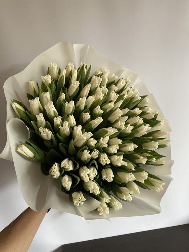 Букет из 101 белого тюльпана, артикул F1401687 - 24600 рублей, доставка по городу. Flawery - доставка цветов