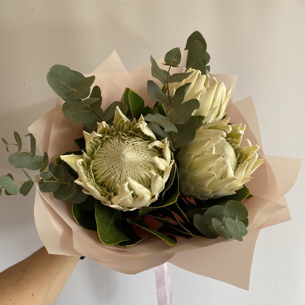 Букет из трёх протей с эвкалиптом, артикул F1401695 - 11550 рублей, доставка по городу. Flawery - доставка цветов