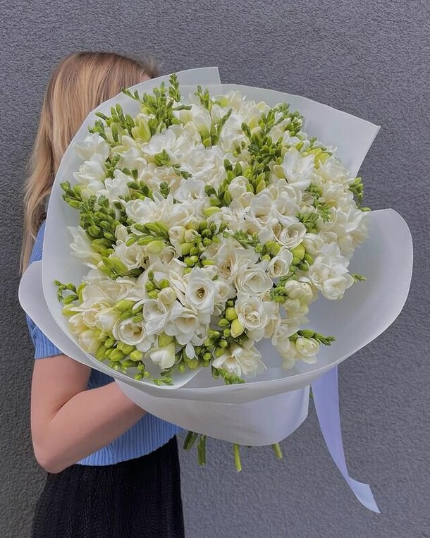 49 фрезий, артикул F1409730 - 15300 рублей, доставка по городу. Flawery - доставка цветов