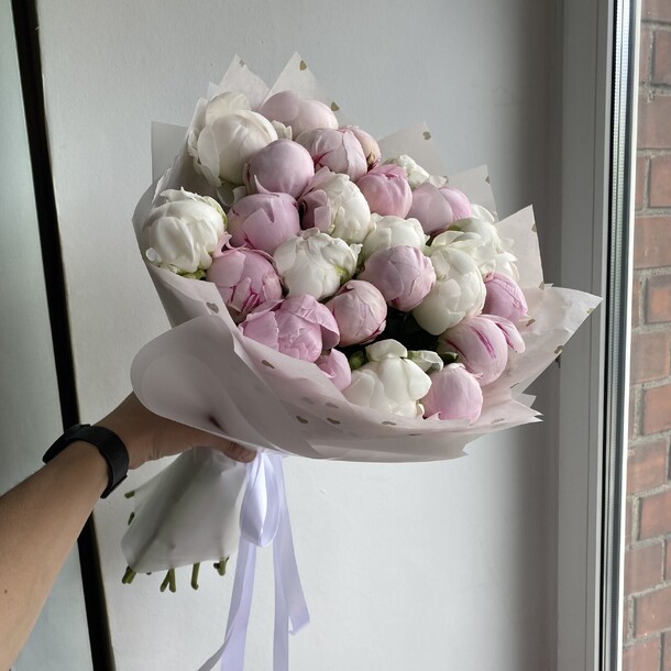 Букет из 25 пионов, артикул F1415508 - 24500 рублей, доставка по городу. Flawery - доставка цветов